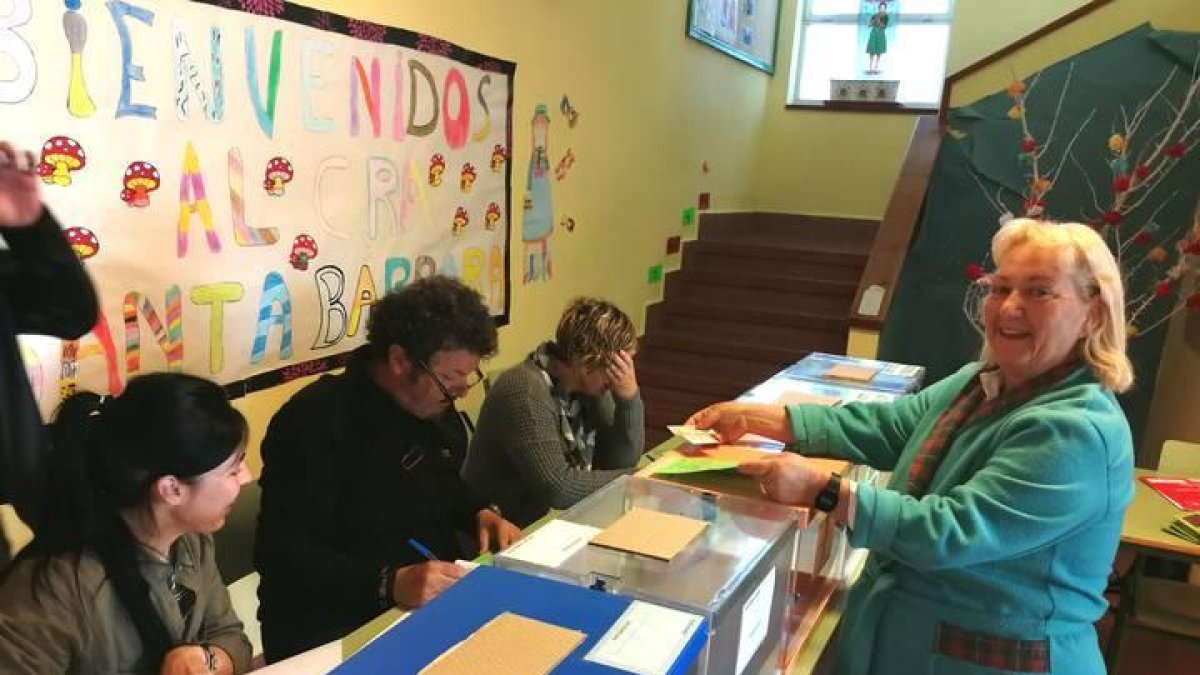 María Dolores González, esta mañana en el colegio electoral