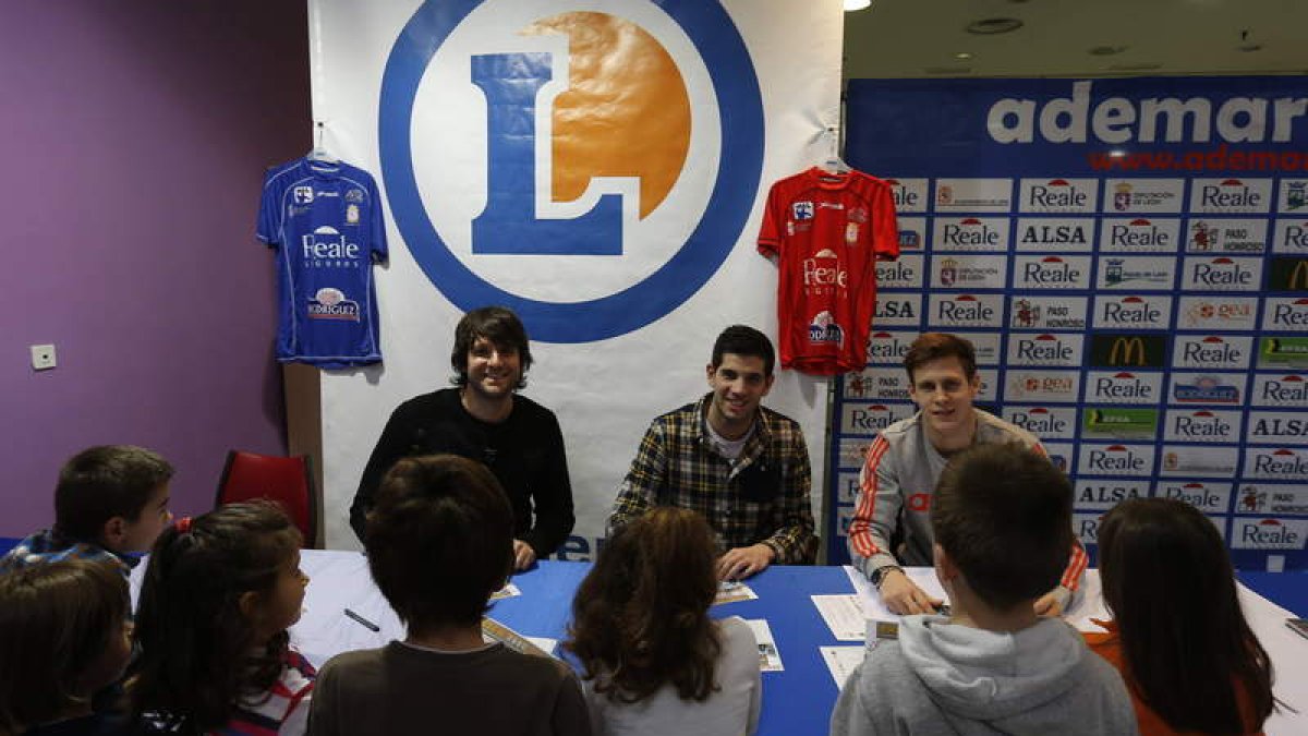 Gonzalo Carou, Ricardo Díez y Víctor Alonso firmaron ayer autógrafos en E.Leclerc.