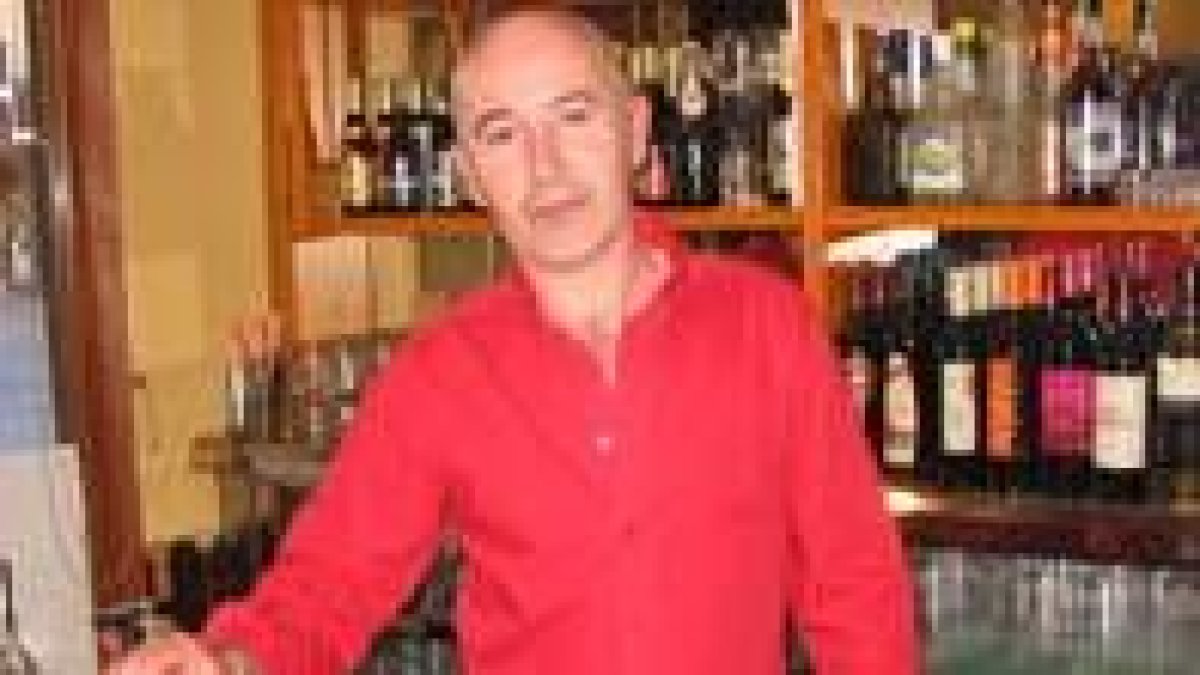 Paulino Sánchez posa tras la barra de su local en Astorga