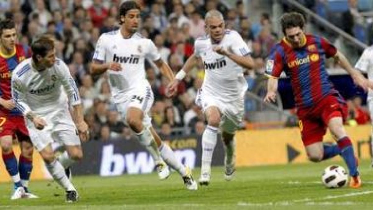 Messi controla el balón y encara portería perseguido por los futbolistas del Real Madrid Pepe, Sami