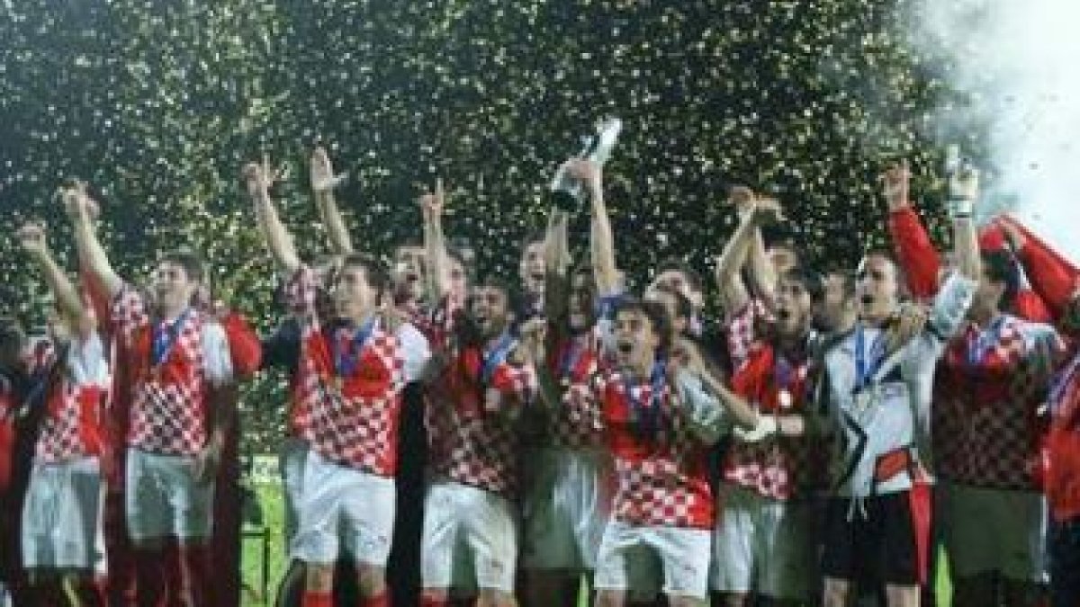 La selección autonómica de aficionados celebra el título.