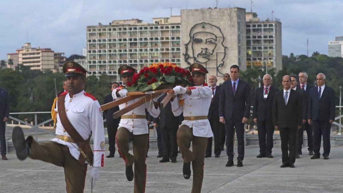 El presidente del Gobierno espanol Pedro Sanchez y el viceministro cubano de Relaciones Exteriores Rogelio Sierra durante la ofrenda foral celebrada en el monumento al procer independentista cubano Jose Marti en La Habana.