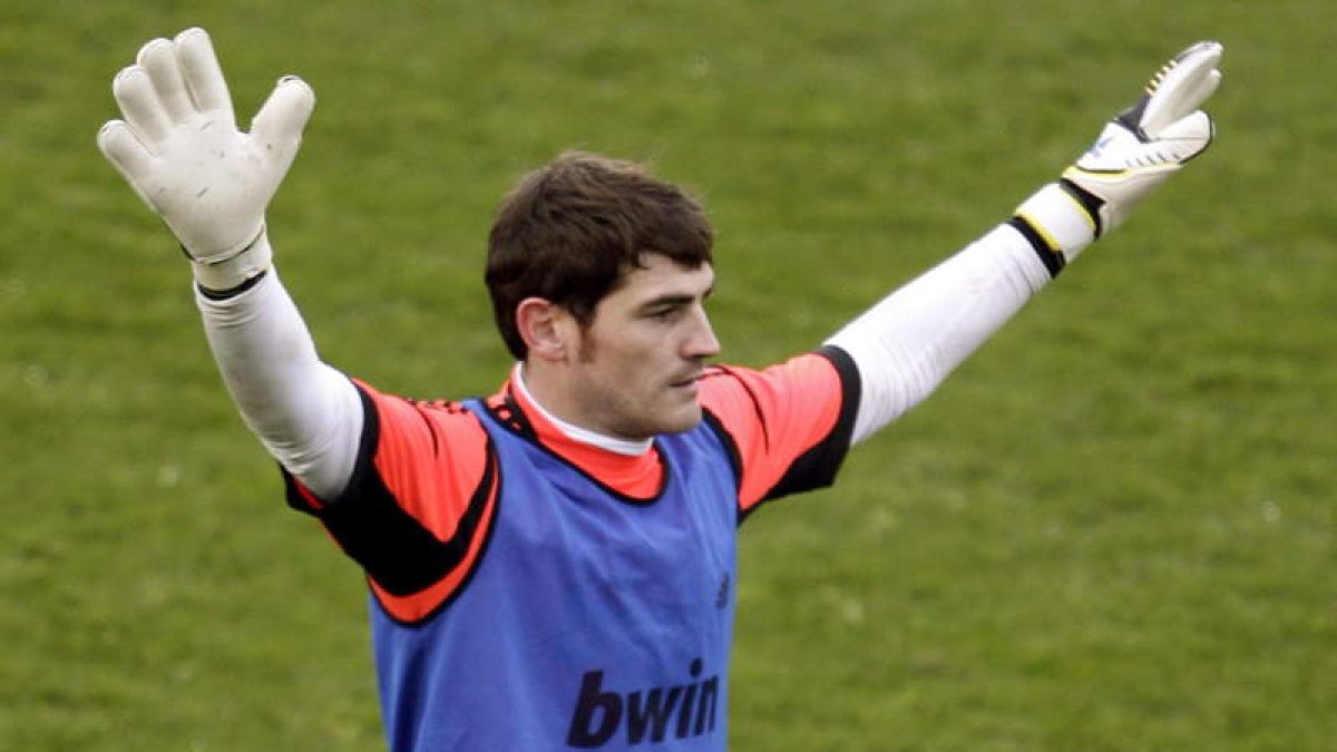 Iker Casillas durante el entrenamiento del Real Madrid en la Ciudad Deportiva de Valdebebas.