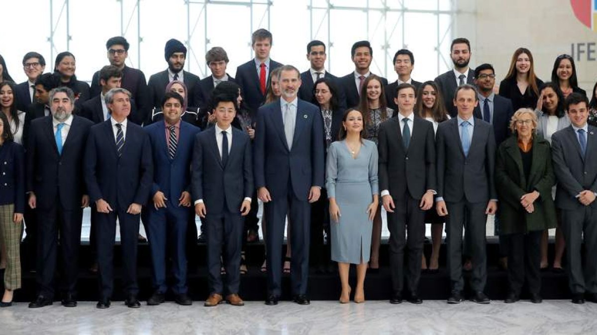El rey, con los jóvenes y mandatarios asistentes a la reunión de estudiantes convocados por la ONU. JUAN CARLOS HIDALGO