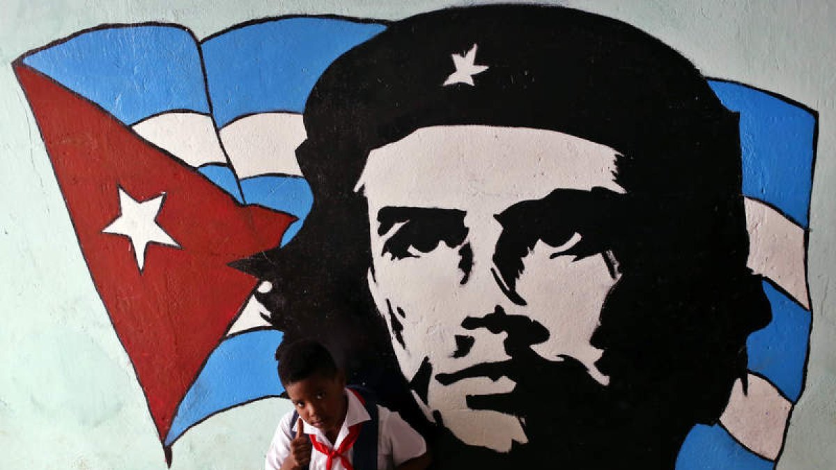 Un niño posa junto a un graffiti del Che Guevara, en La Habana. ALEJANDRO ERNESTO