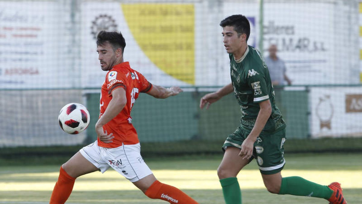 El equipo astorgano vendió cara su derrota ante un rival de categoría superior. JESÚS F. SALVADORES