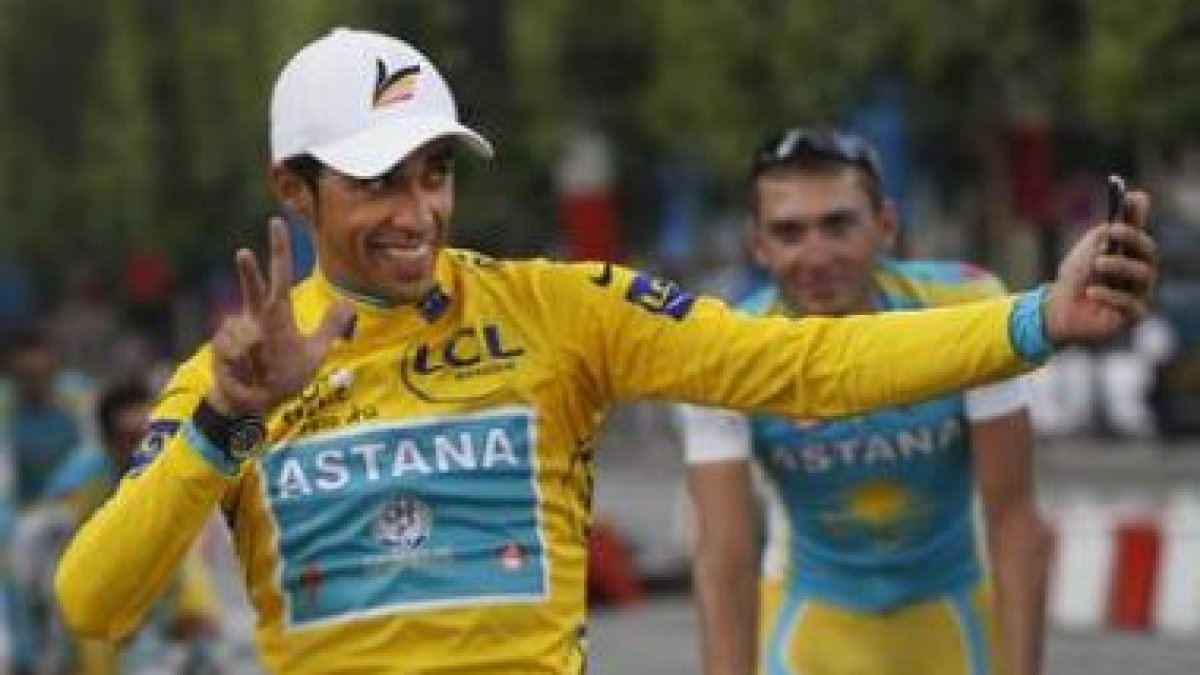 Alberto Contador se fotografía con su móvil en la última etapa del Tour de Francia.