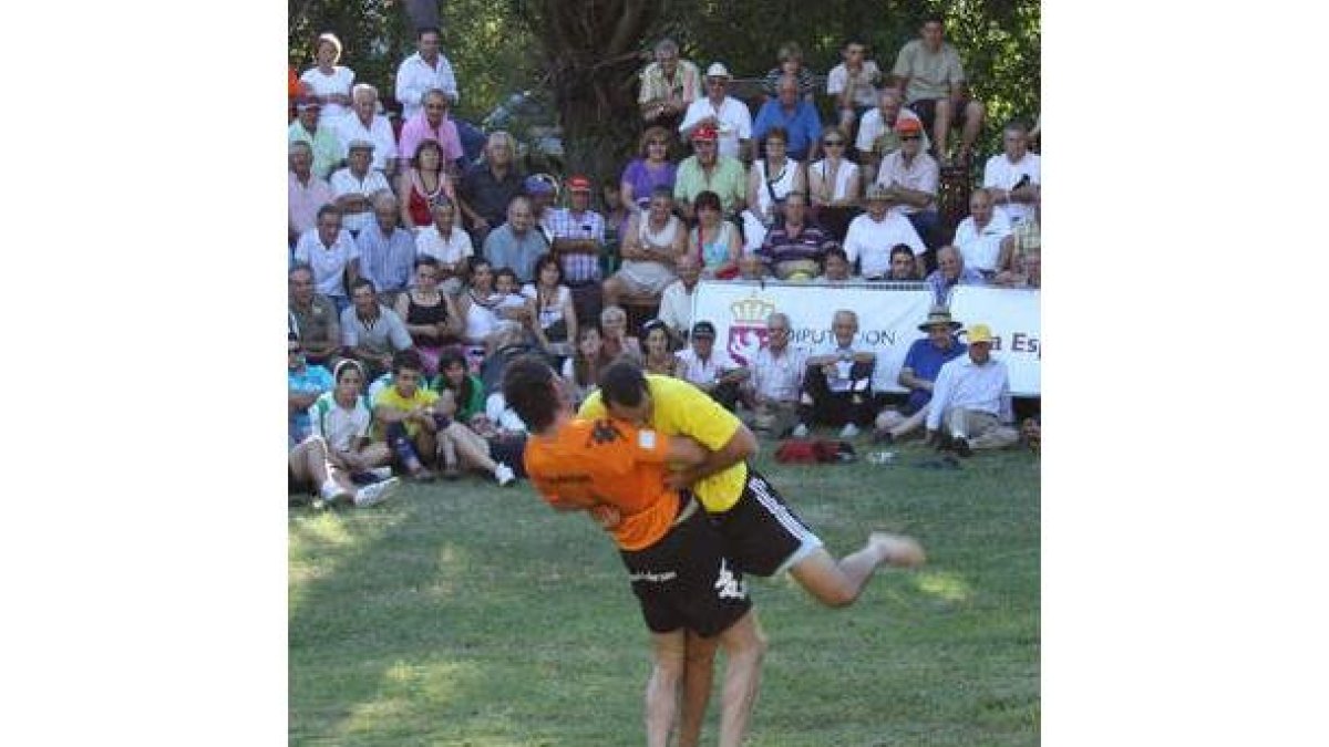Barreñada fue el artifice del corro solidario de Valdefresno.