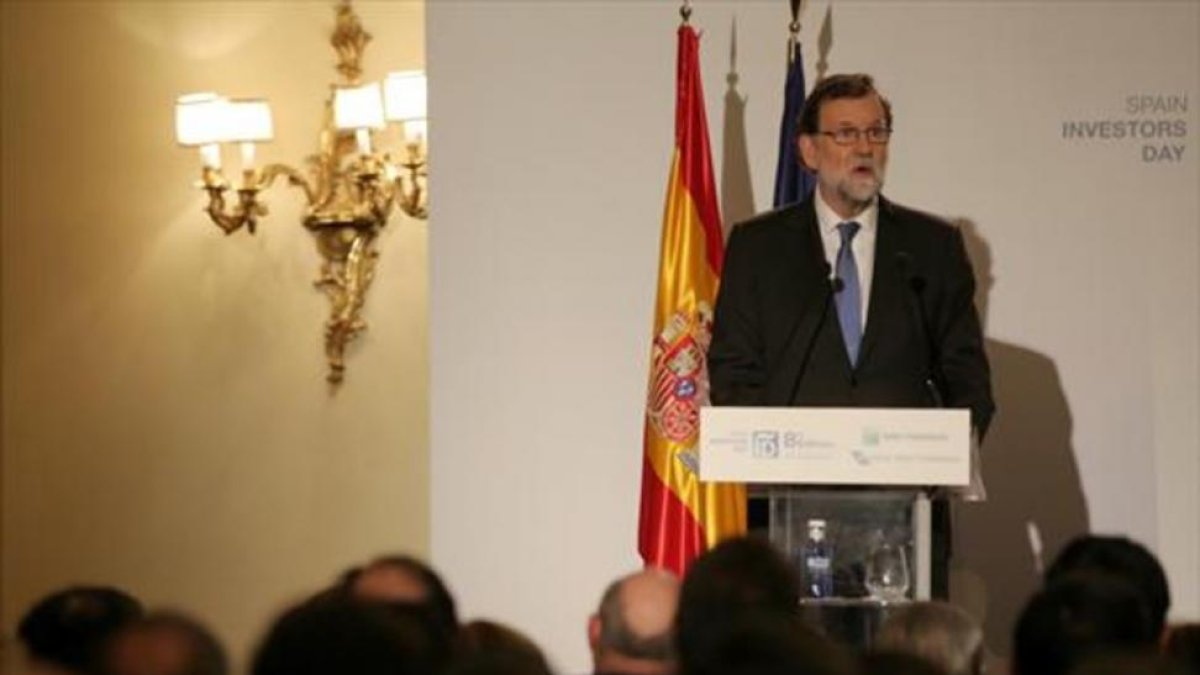 Mariano Rajoy interviene ante inversores y empresarios, ayer, en Madrid.