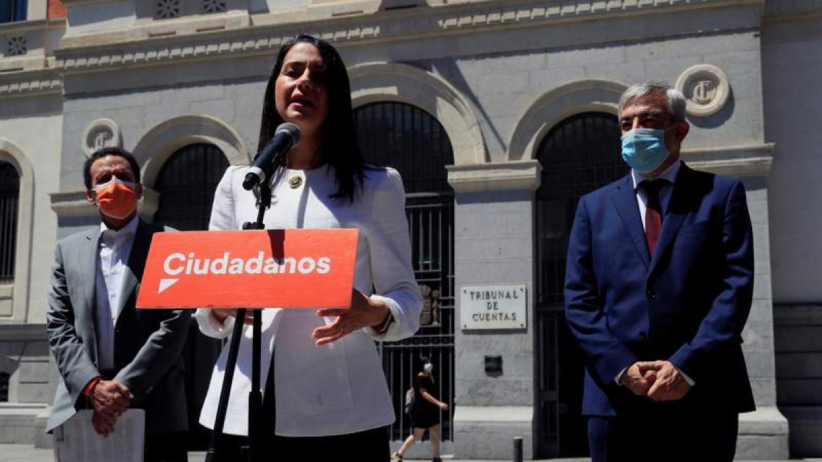 Arrimadas, Edmundo Bal y Luis Garicano ante la sede del Tribunal de Cuentas. FERNANDO ALVARADO
