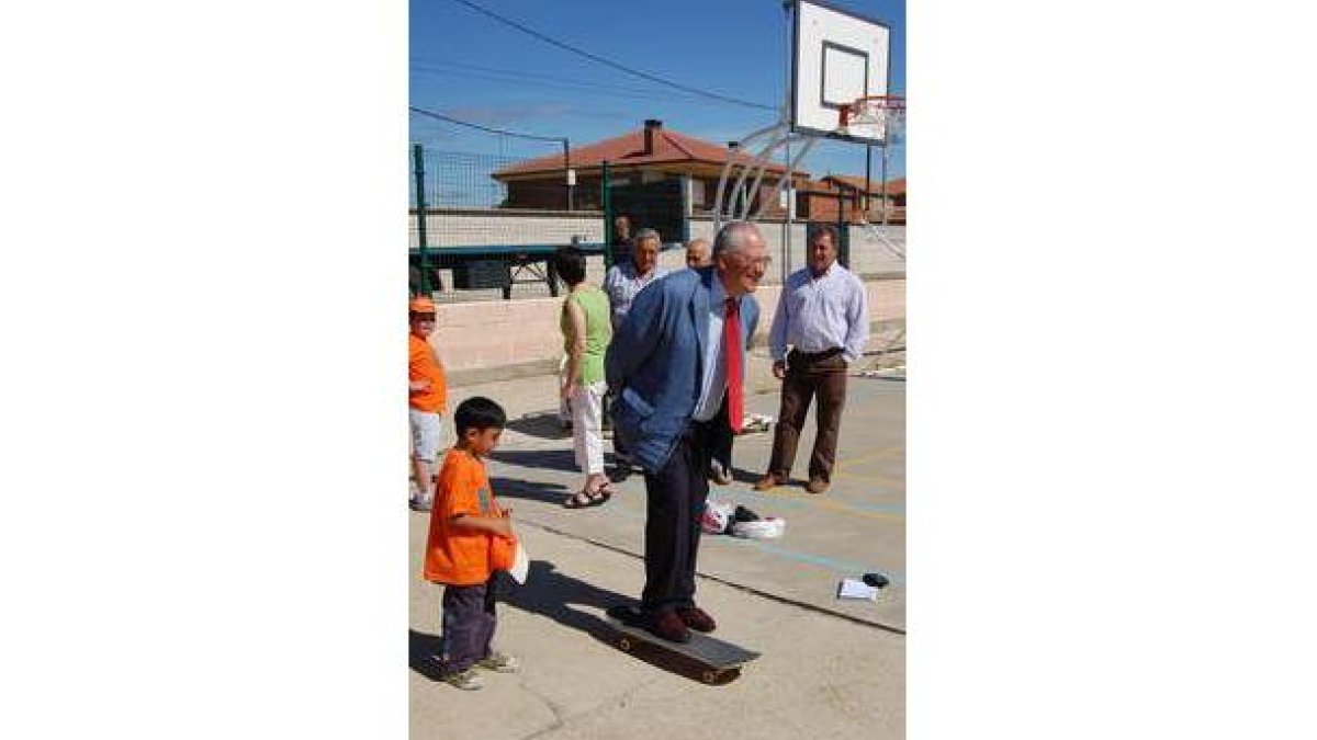 Guillermo García juega con los niños del programa.