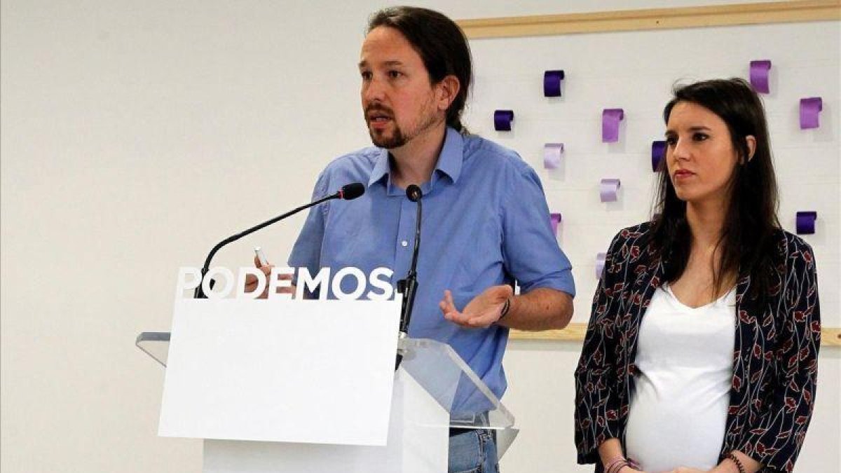 Pablo Iglesias e Irene Montero, al anunciar que consultarían a las bases de Podemos si debían dimitir.