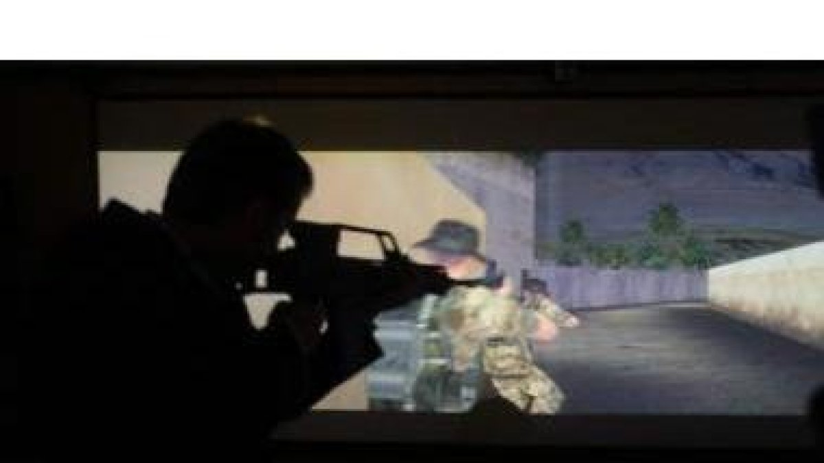 Una gran pantalla reproduce escenarios reales, y la práctica se realiza con un fusil adaptado para e