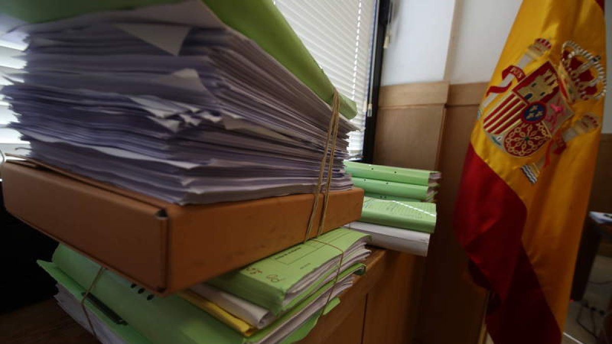 Los expedientes en papel siguen amontonándose en los Juzgados de León. Este es sólo un ejemplo del ‘éxito’ del expediente digital. RAMIRO