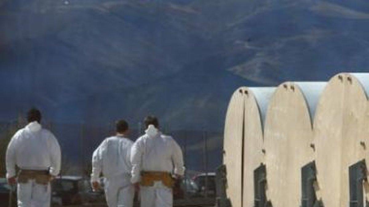 Tres trabajadores de LM, en la factoría de Ponferrada.
