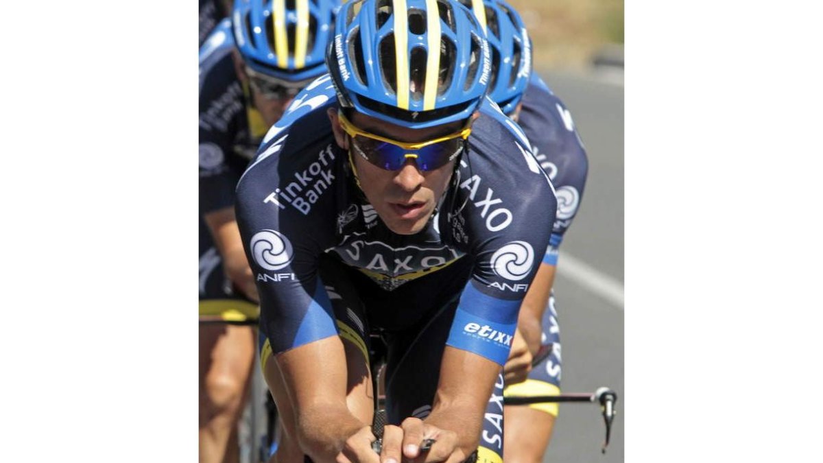 El líder del Saxo Bank, Alberto Contador, se entrenó ayer en Pamplona.