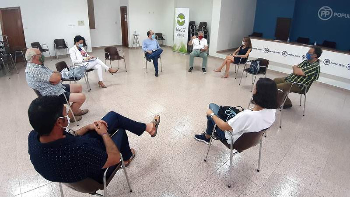 Imagen facilitada por el PP del Bierzo de la reunión de sus consejeros comarcales con Valcárcel y Morala. DL
