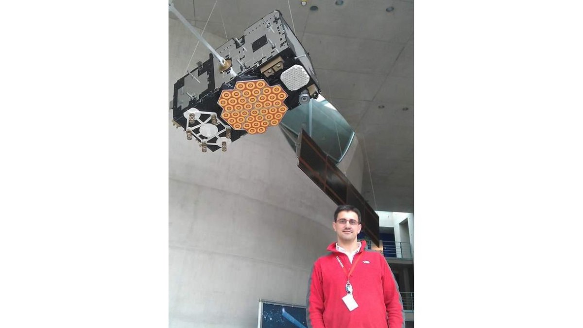 Mario Castro fotografiado en el centro de control de la estación espacial internacional con sede en Toulouse. Ahora se ha trasladado a Alemania, donde sigue ligado a otro proyecto de gran trayectoria internacional y europeo como es el Galileo. El sueño de