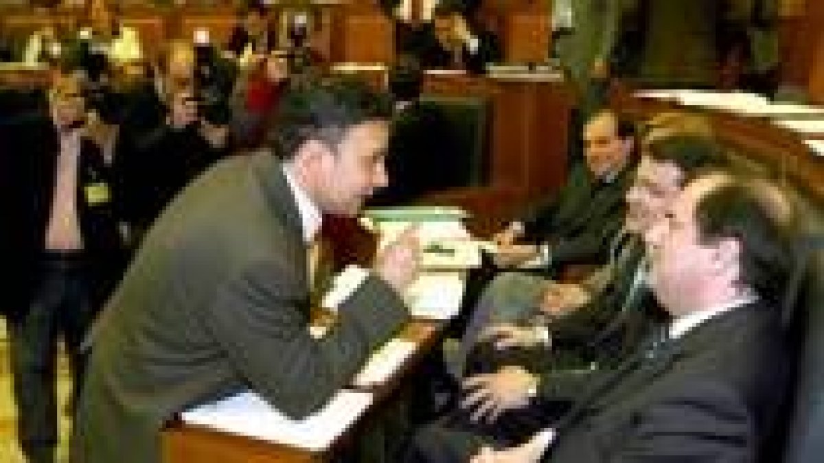 El portavoz de la UPL, Joaquín Otero, conversa con el presidente de la Junta al comienzo del pleno
