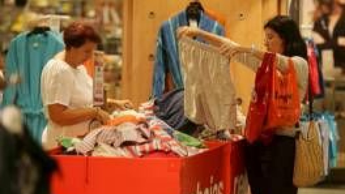 Dos mujeres buscando los mejores descuentos en moda el primer día de rebajas