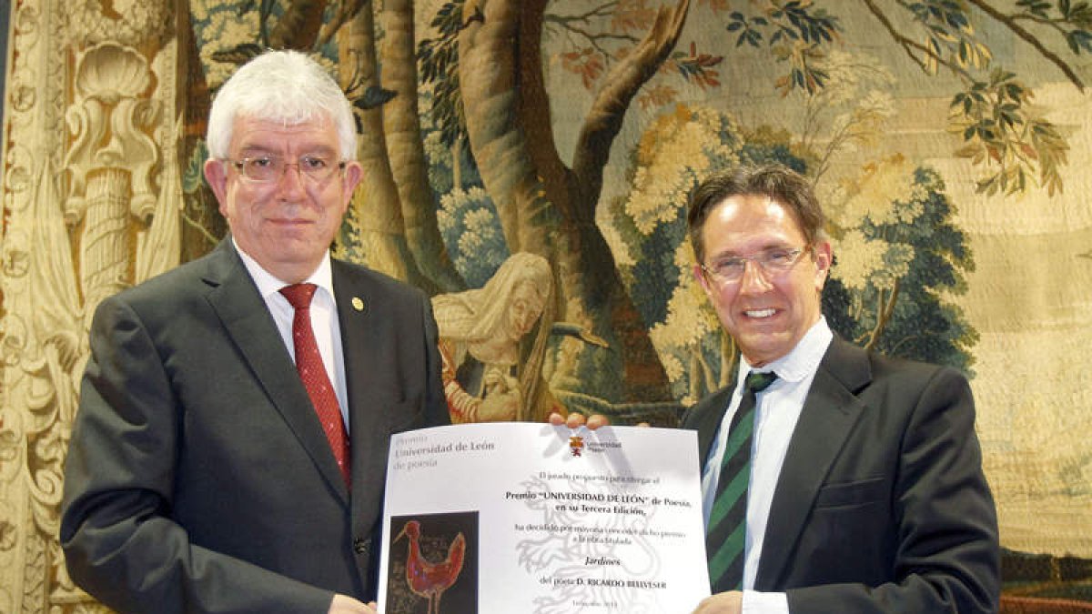 El rector, José Ángel Hermida, entregando el premio al escritor Ricardo Bellveser.