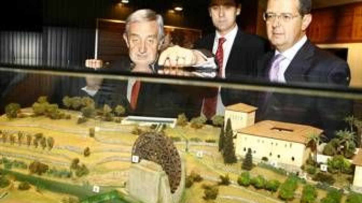 Dos imágenes de la muestra sobre la herencia científica de la cultura árabe en España