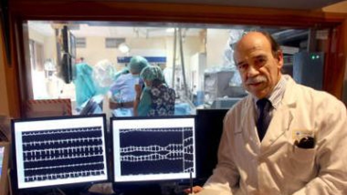 El doctor Jerónimo Rubio muestra un dispositivo de televigilancia.