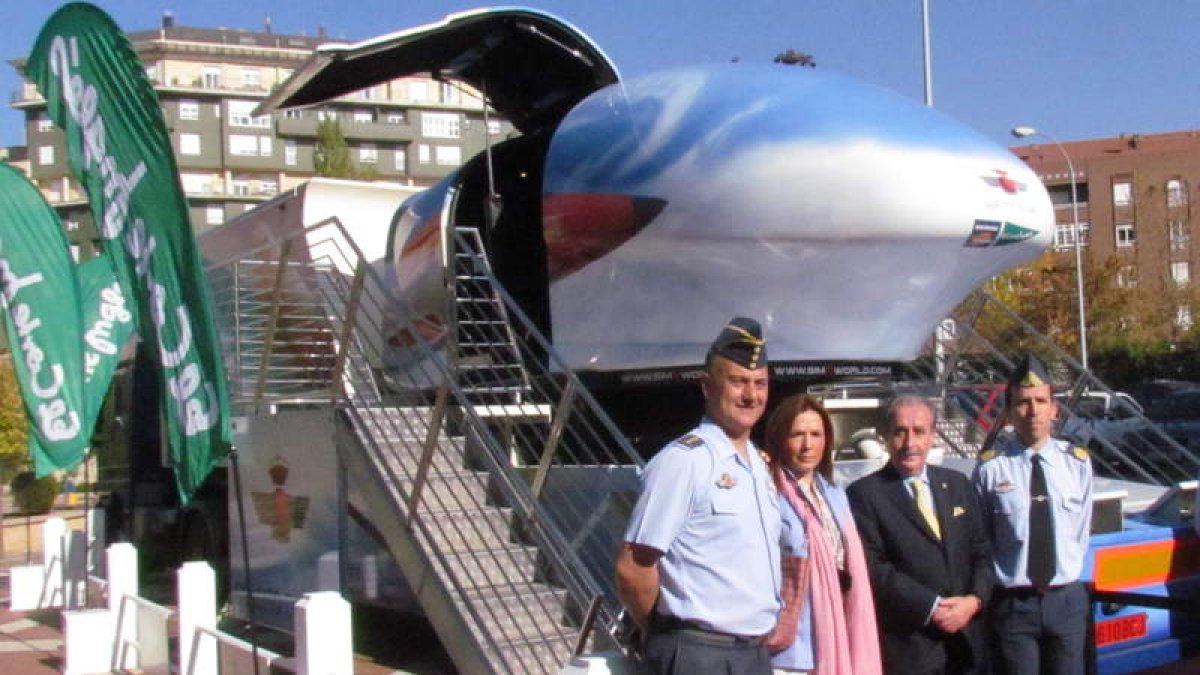 El coronel de la base aérea de La Virgen, la concejala de Comercio de León y el director de El Corte Inglés, Manuel Orellana.