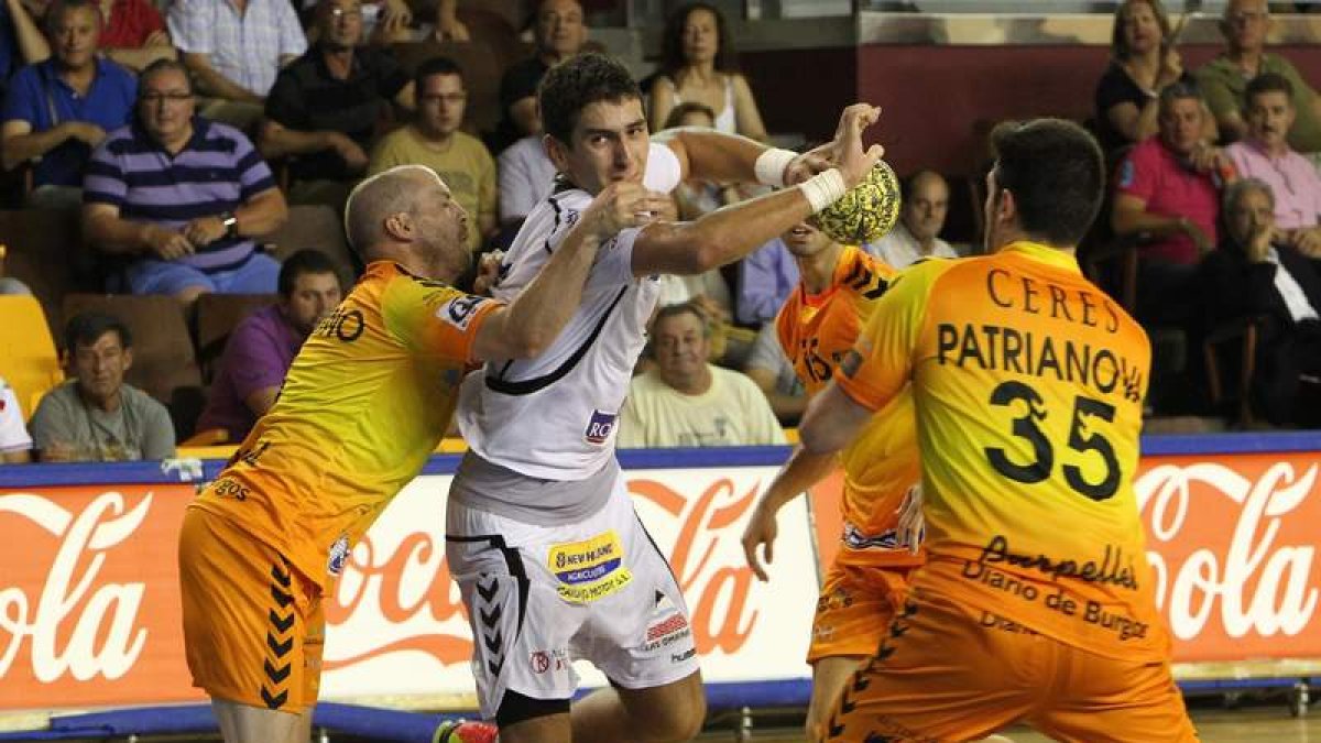 El lateral serbio del Abanca Ademar, Predrag Vejin, fue ayer la punta de lanza del ataque leonés: nueve goles de once lanzamientos.