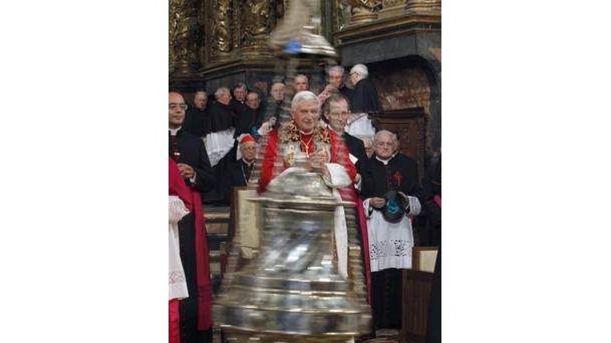 El Papa observa el popular Botafumeiro en la Catedral.