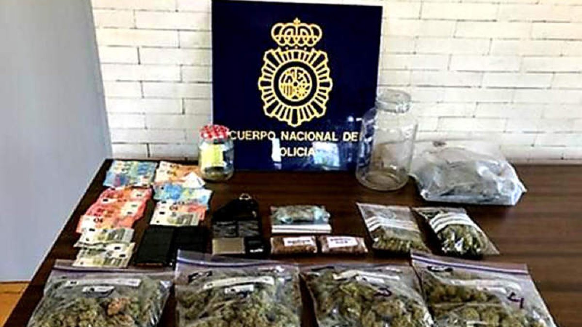 Alijo de droga incautada al detenido en su casa. DL