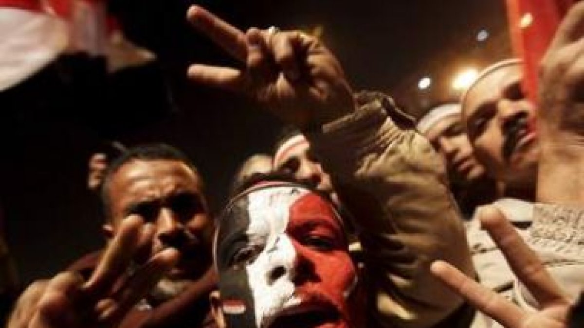 Miles de personas celebran en El Cairo la renuncia de Mubarak a la presidencia de Egipto.