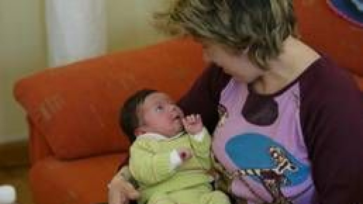 La pequeña Irene Martínez Diez, en manos de su madre