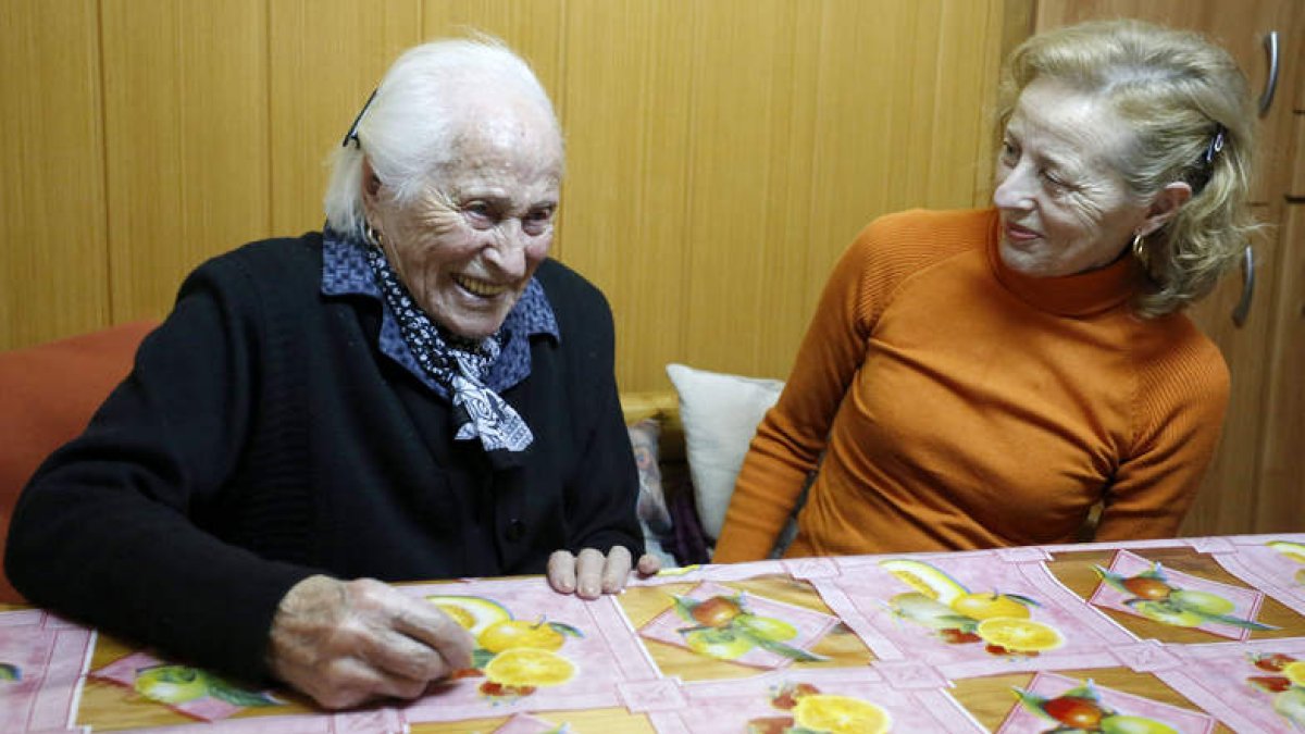 Aúrea Álvarez, con su nieta Rosa, en su casa de La Majúa (San Emiliano).