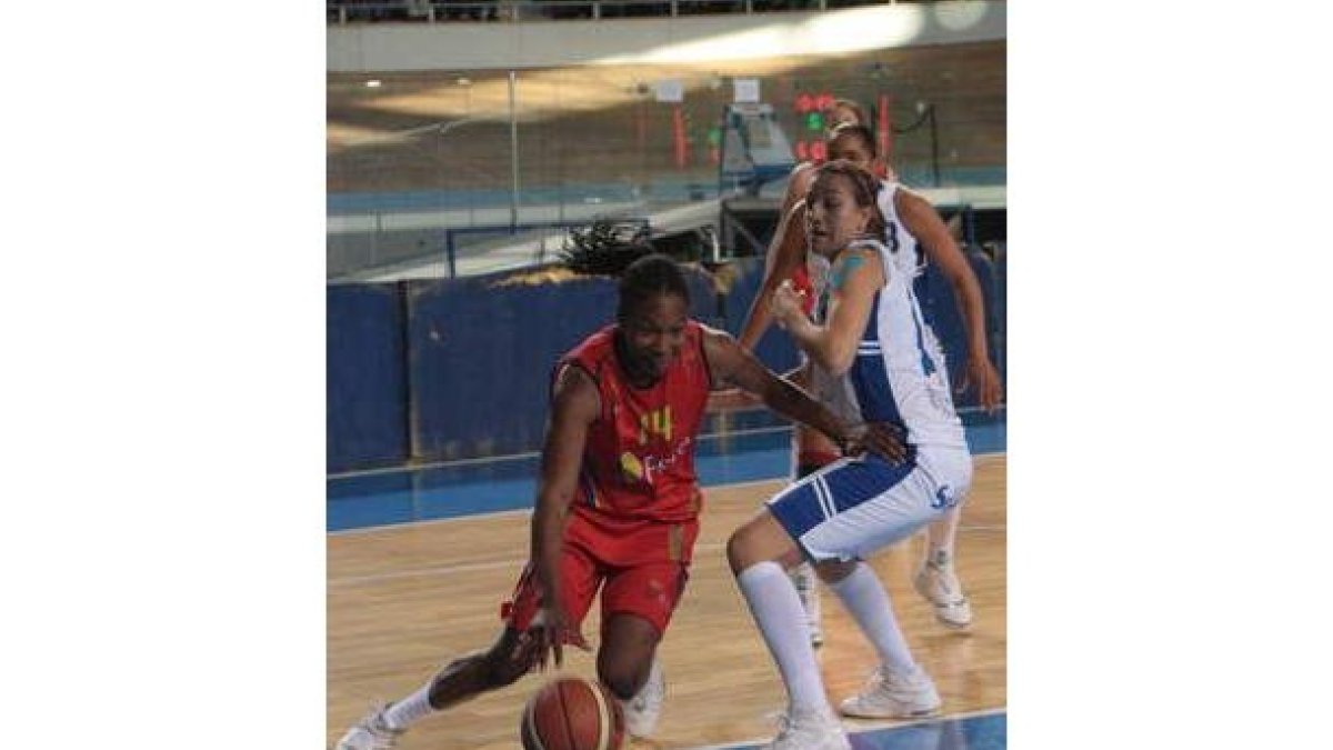 Murphy, autora de 24 puntos, intenta sortear a una defensora del Sóller