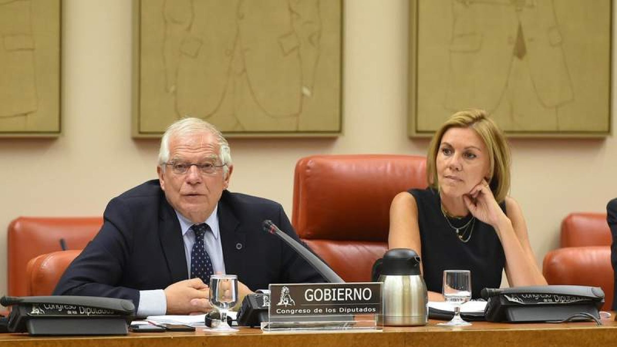 Borrell y Cospedal, ayer en Madrid. FERNANDO VILLAR