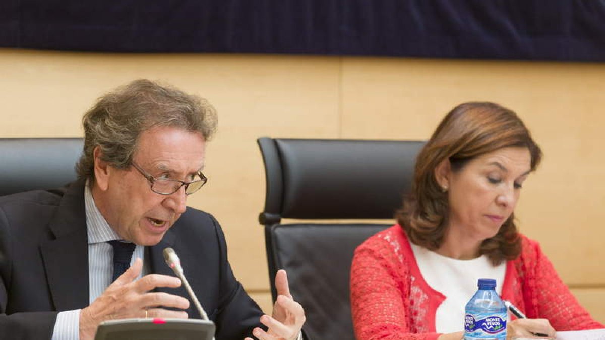 De Santiago-Juárez y Ana Rosa Sopeña, ayer, ante la Comisión de Presidencia
