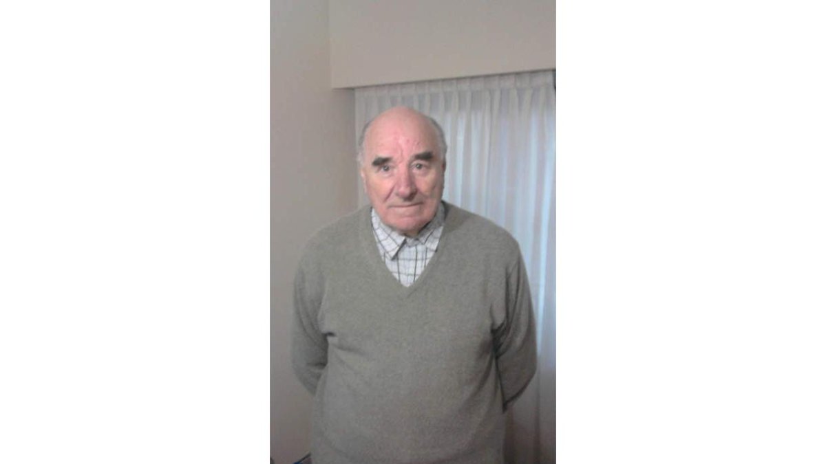 Vitalino Barrio posa en su casa de la costera Mar del Plata.