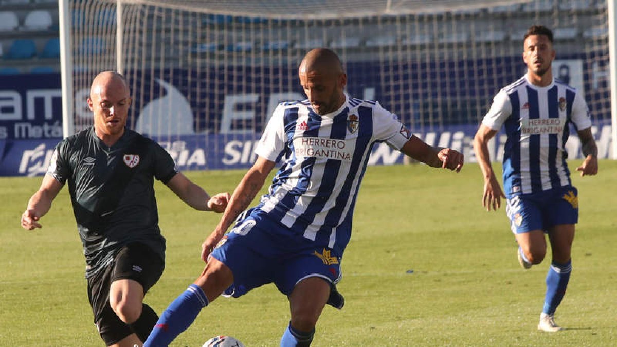 Isi anunció que padece covid, lo que puede apartarle del choque ante la Deportiva. ANA F. BARREDO