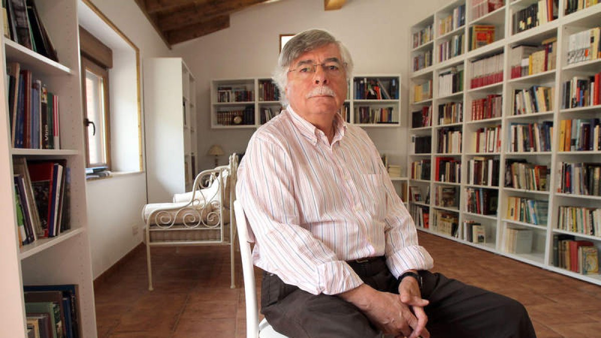 Álvarez, en la panadería que ahora es biblioteca. B. MORENO