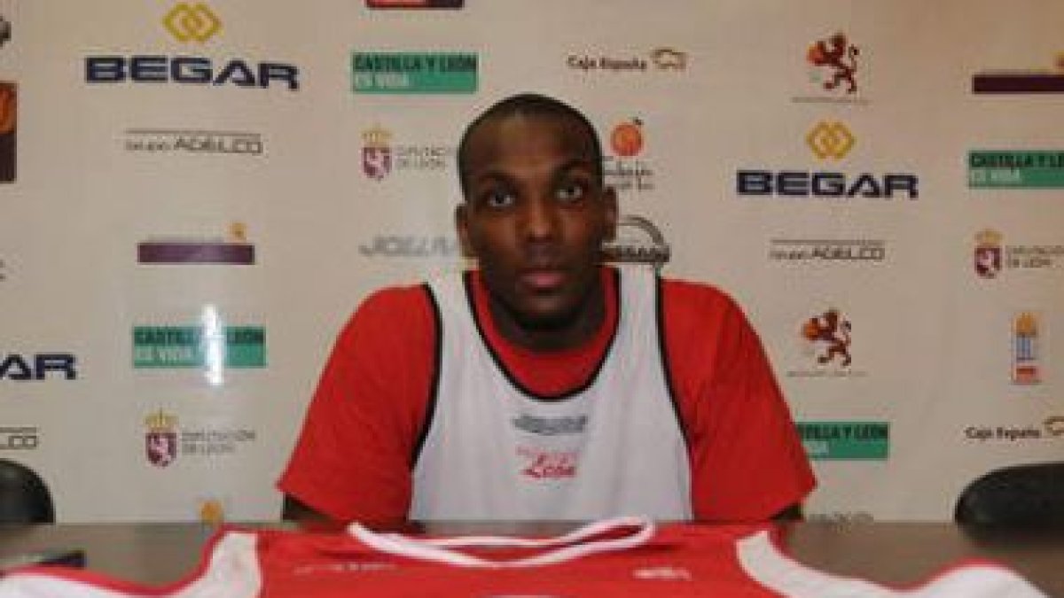 El ala-pívot Kahiem Seawright en su presentación como jugador de Baloncesto León
