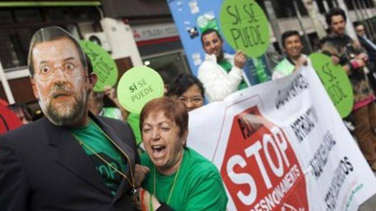 Protesta de la PAH ante una sede del PP , en abril pasado.