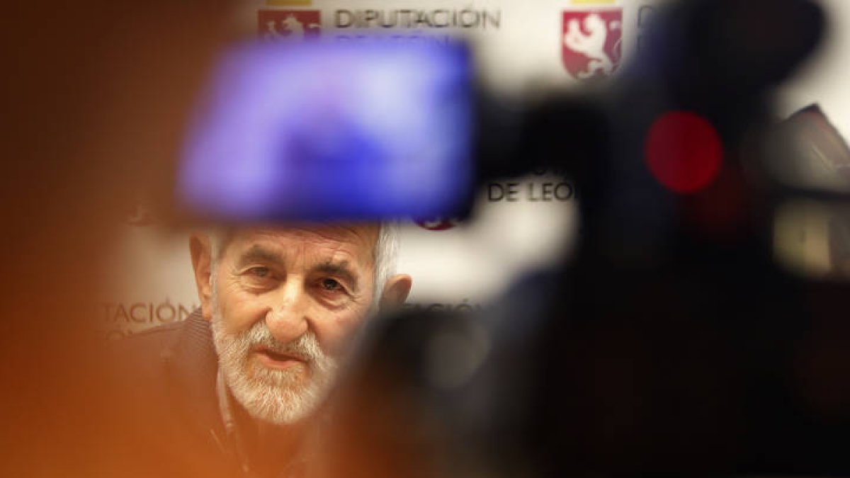 Matías Llorente atiende a los medios de comunicación. RAMIRO