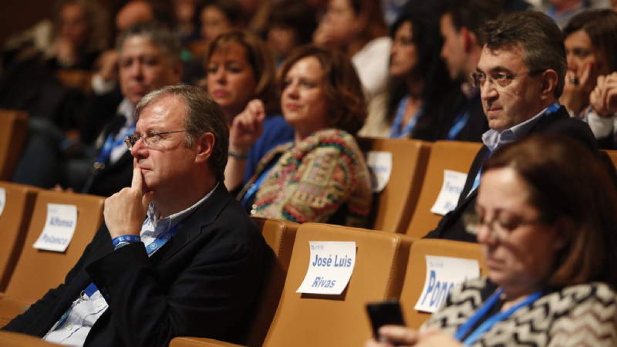 Antonio Silván y Juan Martínez Majo, en el congreso regional del partido el pasado fin de semana. JESÚS