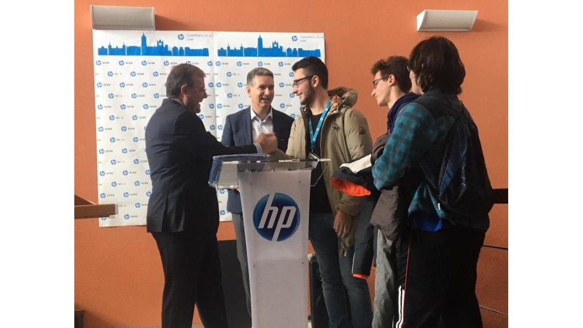 El alcalde de León entrega un premio en presencia del director general de HP.