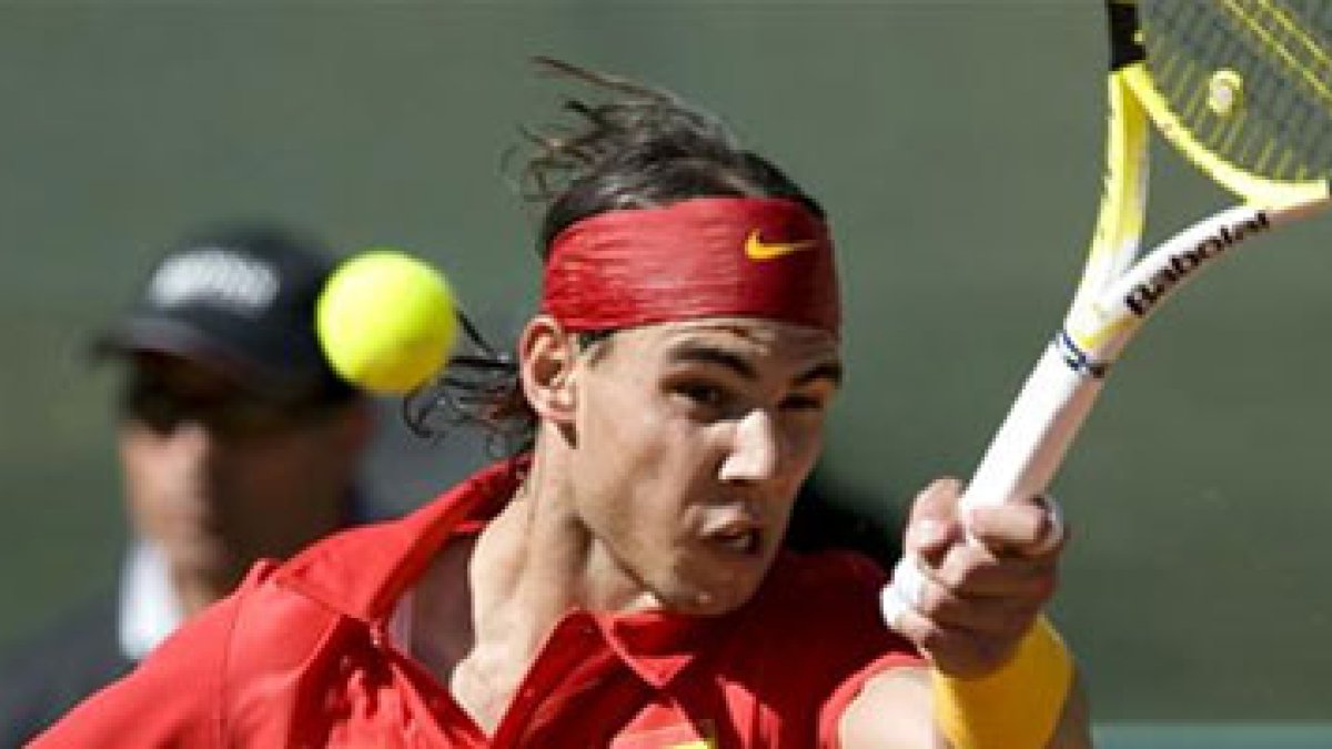 tenista Rafa Nadal devuelve la bola.