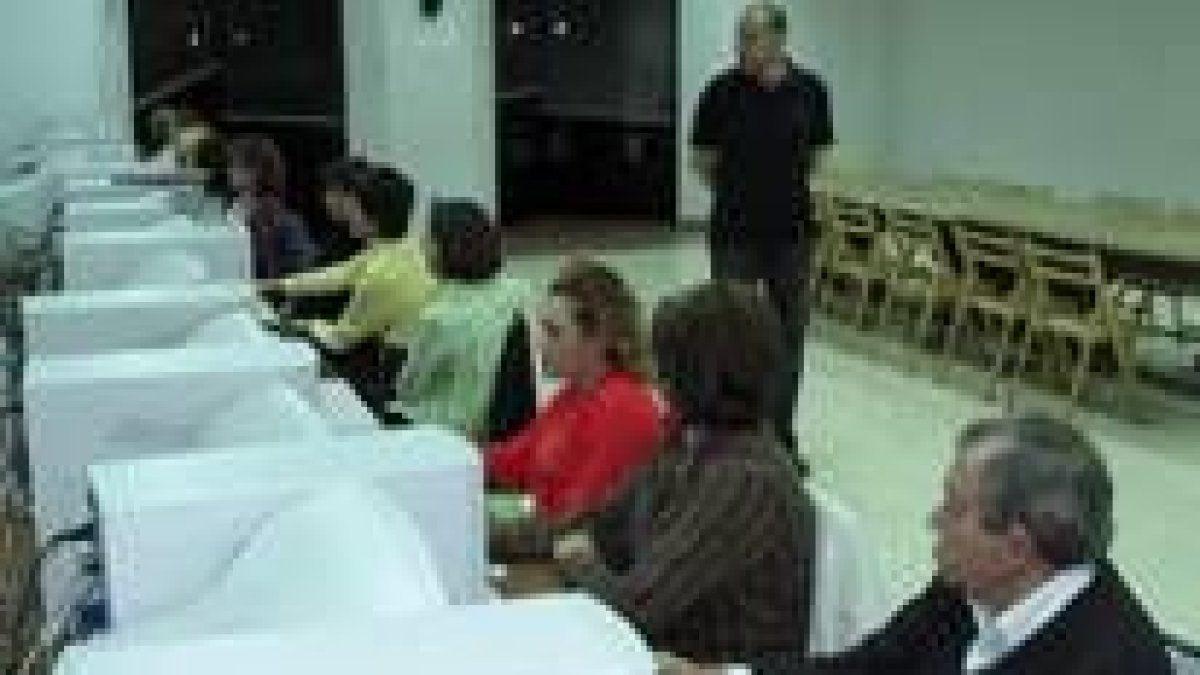 La imagen muestra una sesión de un curso de informática en el aula de la Uned de La Bañeza