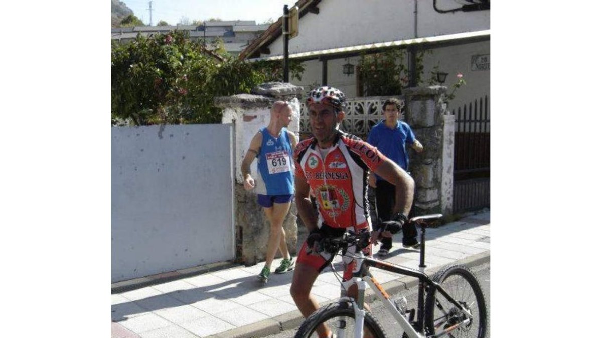 José Manuel García, en el tramo de bicicleta del duatlón.