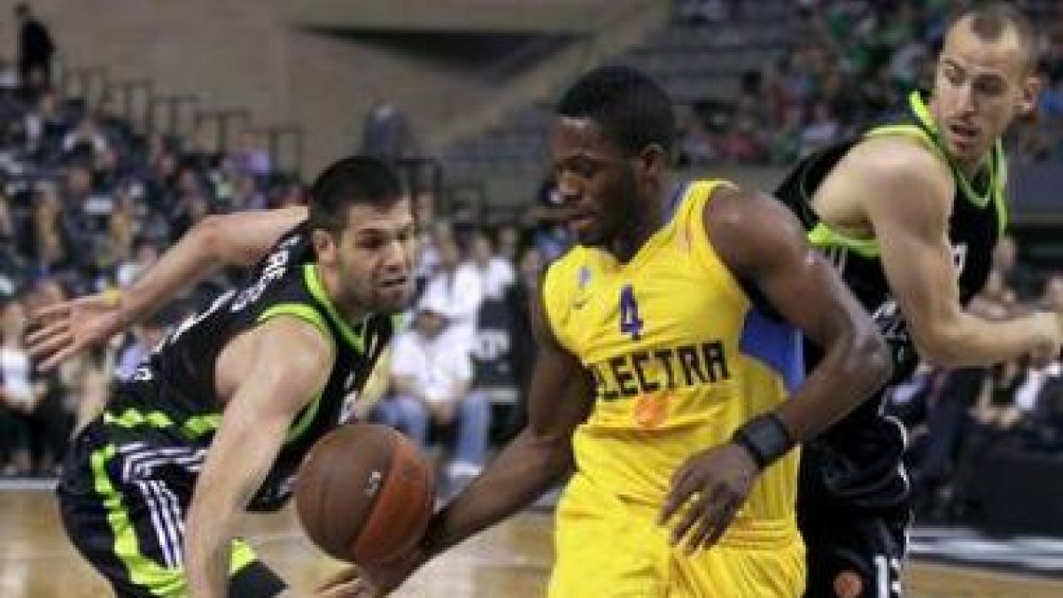 Jeremy Pargo, en el centro, controla el balón frente a Sergio Rodríguez y Felipe Reyes.