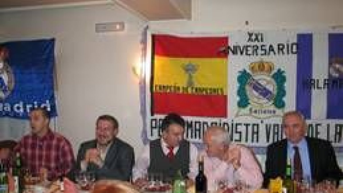 El alcalde, Ángel Crespo, compartió con los aficionados «merengues» una cena de hermandad
